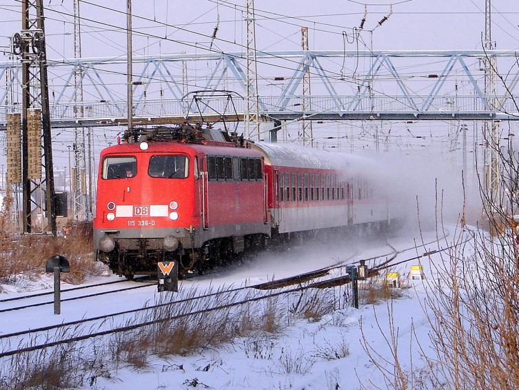 115 336-0 ( NZ1449 nach Binz) versucht dem Schnee davon zu fahren. Glaubt mir, sie hat es nicht geschafft. (Stralsund am 22.01.06)