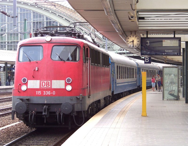 115 336-0 ist hier pnktlich mit dem D-Zug aus Saratov um 8:23 Uhr in den Berliner Ostbahnhof eingefahren und wartet jetzt hier auf seine Weiterfahrt nach Berlin Zoo. 11.07.2009