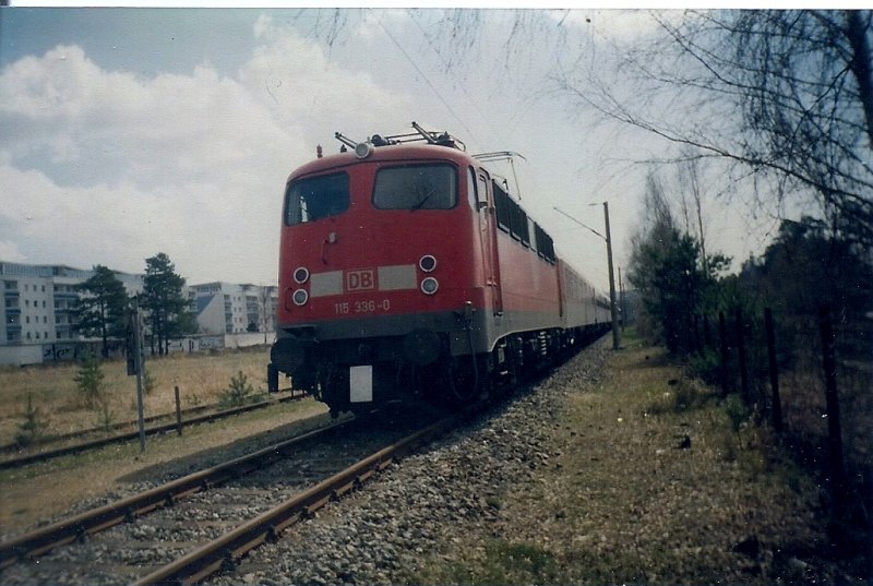 115 336 abgestellt mit einem Nachtzug April 2006 auf den einzigen genutzten Abstellgleis in Binz.