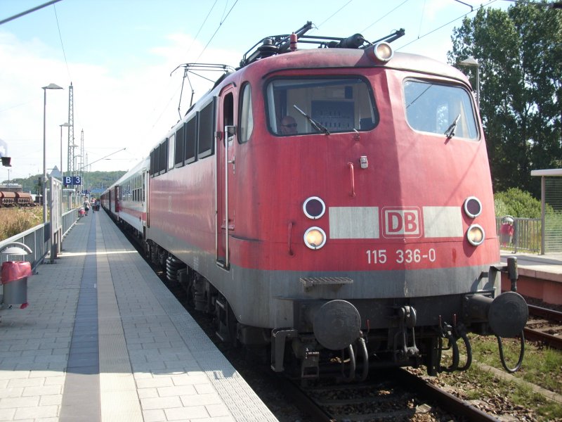 115 336 am 07.August 2009 mit dem EC 379 Binz-Brno beim Zwischenhalt in Bergen/Rgen.