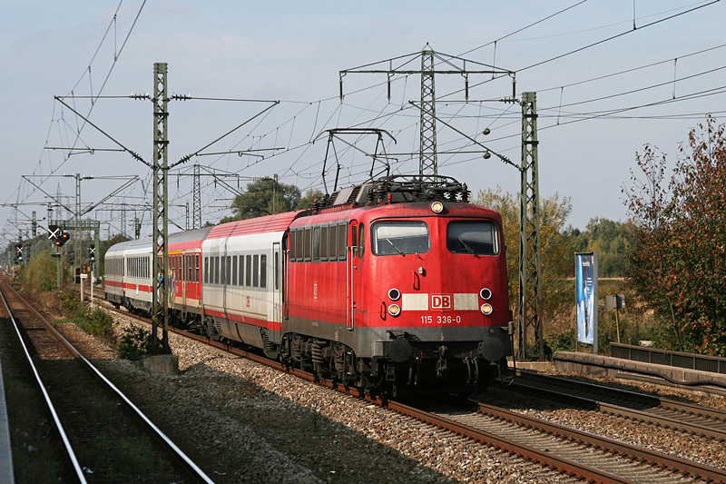 115 336 mit dem bunten PbZ 1963 am 03.10.2009 in Mnchen-Langwied.