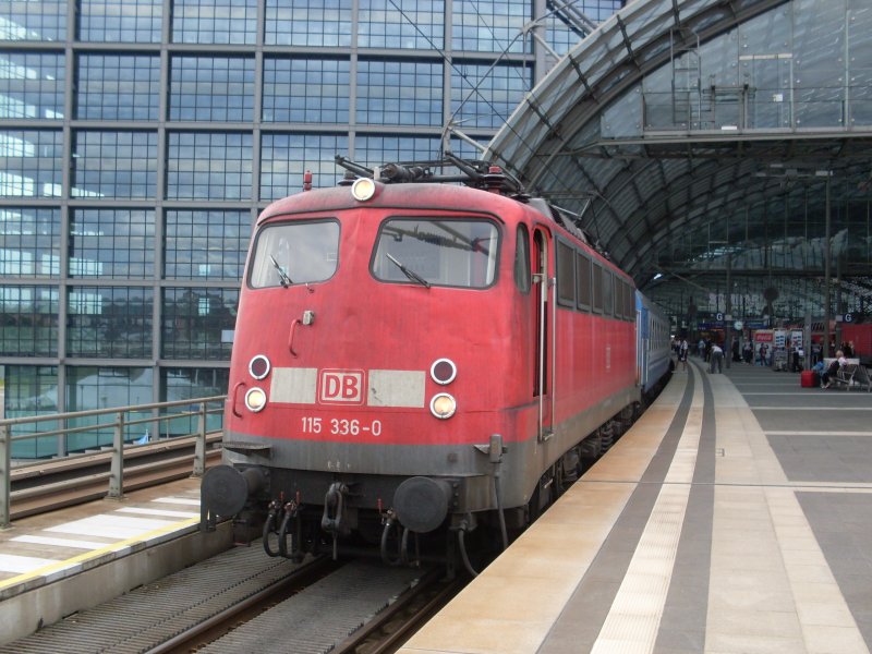 115 336 mit einem D Zug nach Moskau in Berlin HBF