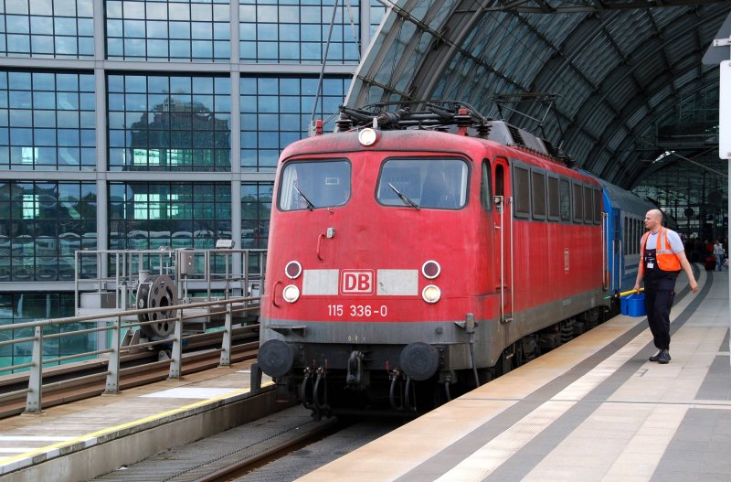 115 336 steht am 11.07.09 mit dem D 1249 zur Abfahrt bereit. Diesmal war ich schneller als der  Saubermann ;-)