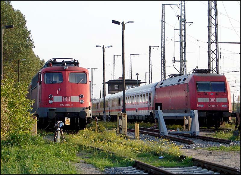 115 346-9  & 101 086-7 abgestellt im Hbf Stralsund.  (am 16.10.06) 