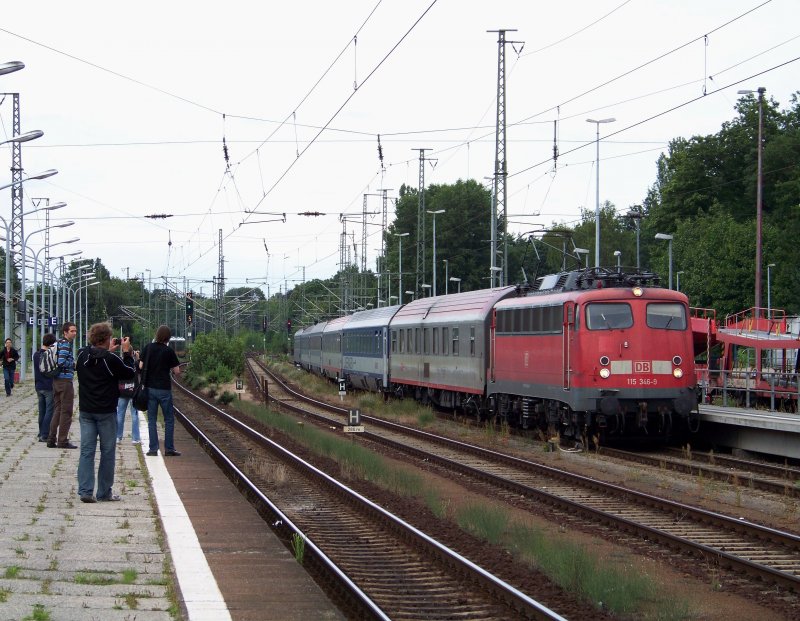 115 346-9 kommt hier aus Berlin Grunewald in den Verladebahnhof Berlin Wannsee eingefahren. Nach kurzen Aufenthalt plus Richtungsnderung geht die Fahrt dann als EN477 nach Budapest. 11.07.2009