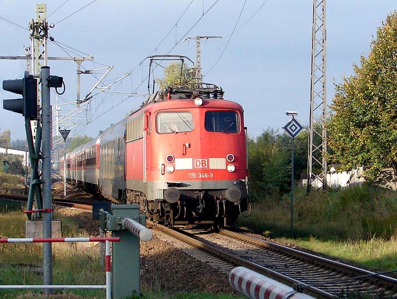 115 346-9 mit NZ40482 aus Mnchen, kurz vor der Einfahrt in den Hbf Stralsund. ( am 15.10.06)