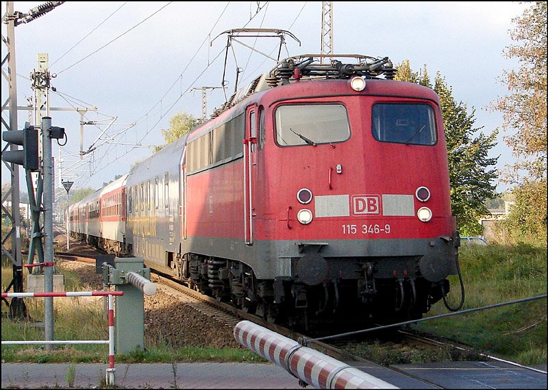 115 346-9 vor dem NZ40482 aus Mnchen. (Stralsund am 15.10.06)