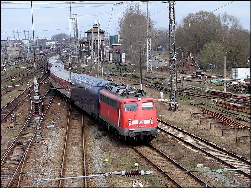 115 346-9 vor NZ1449, verlsst den Hbf Stralsund. Sein Fahrziel ist Binz, auf der Insel Rgen.  (Stralsund am 22.04.06) 