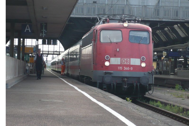 115 346-9 wartet am Abend des 25.07.09 im Karlsruher Hbf auf die Freigabe, mit nur einem IC Wagen, den Bf verlassen zu knnen. Dies hat wohl eine Weile gedauert, denn eine 101 sollte dann die 110 ersetzen, die wiederrum aber im Bahnhofsvorfeld warten musste, da der TGV eine Versptung hatte.