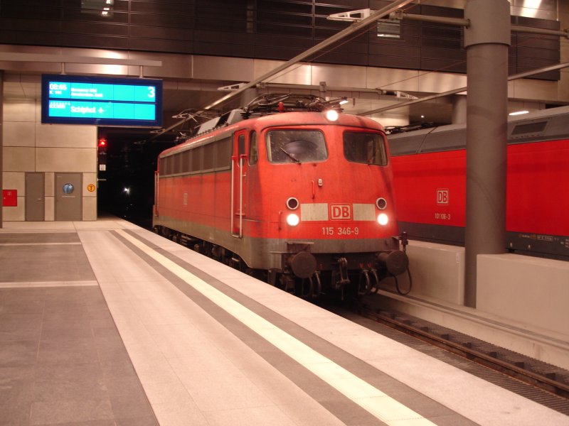 115 346 steht am 16.Mai 2007 im Gleis 3 des Berliner Hauptbahnhofes, und wartet auf die Abfahrt des nicht im Bild befindlichen InterCity IC 144 nach Schiphol. Dann wird sie in Richtung Berlin-Gesundbrunnen ausfahren und in ihr Heimat-Bw Berlin-Rummelsburg fahren. 