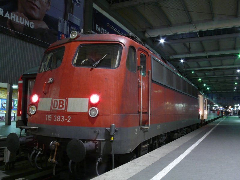 115 383-2 die den CNL nach Rom bereitgestellt hat steht nun in Mnchen Hbf, 6.5.2009