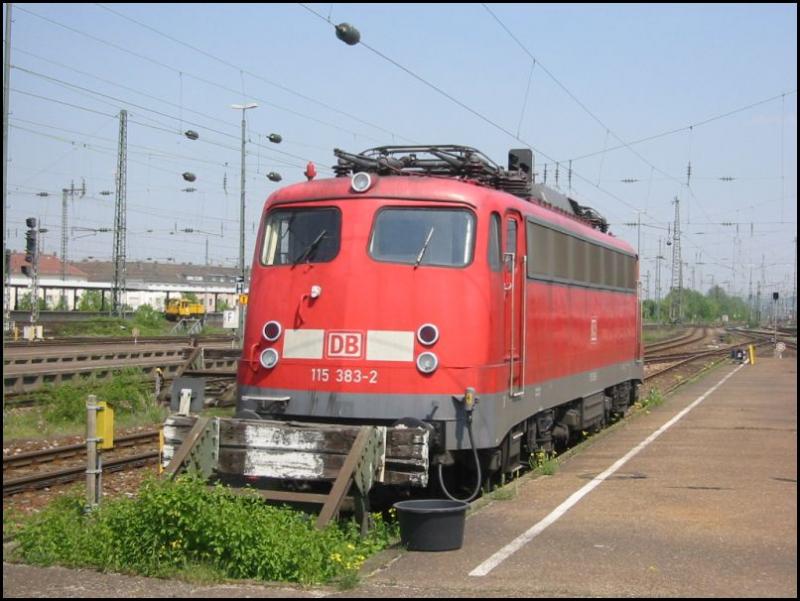 115 383 steht am 06.05.2006 in Karlsruhe Hbf.