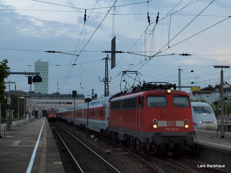 115 509-2 steht am Abend des 6.07.09 mit dem AZ 1379 nach Lrrach in Hamburg-Altona auf Gleis 10, whrend weiter Hinten noch die Autoverladung abgewickelt wird. Links Hinten ist der EN 491  Hans Albers  nach Wien Westbahnhof zu erkennen und rechts steht der ICE 897 nach Berlin-Sdkreuz.