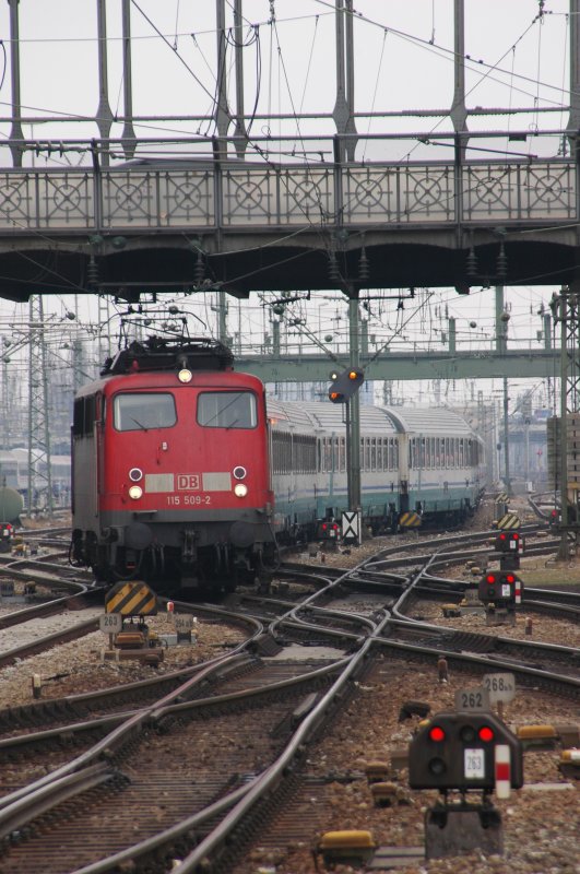 115 509 beim bereit stellen des EC69 `Leonardo da Vinci´ am 08.03.08 im Hauptbahnhof München