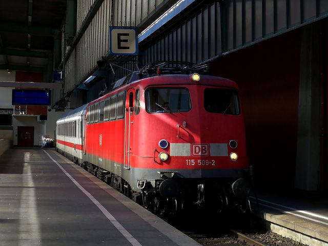 115 509 steht mit einem IC-Wagen zur einer berfhrung bereit. Aufgenommen in Stuttgart Hbf am 7.9.2009