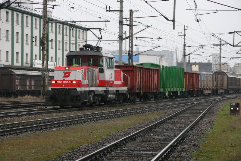 1163 007 auf der Westbahn in Richtung Linz fahrend. Das Foto entstand am 10. Mrz 2007 bei der Einfahrt in den Bahnhof Wels.