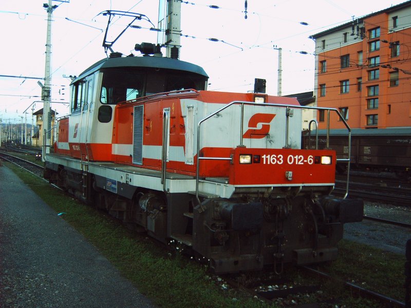 1163 012 stand am 10.12.2006 in Salzburg am Hbf und wartete auf weitere Verschubeinstze.