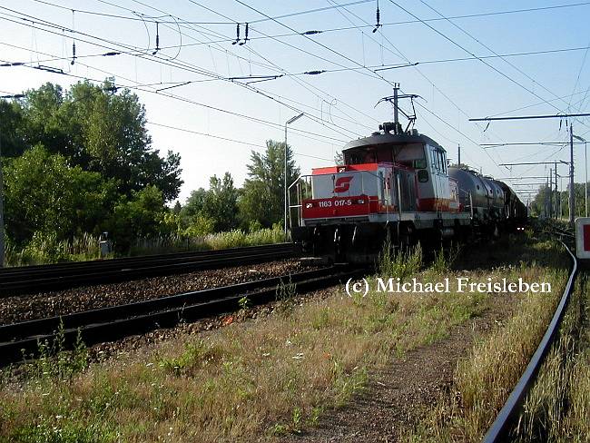1163 017-5; Einfahrt Bhf. Stadlau; 26-06-2001