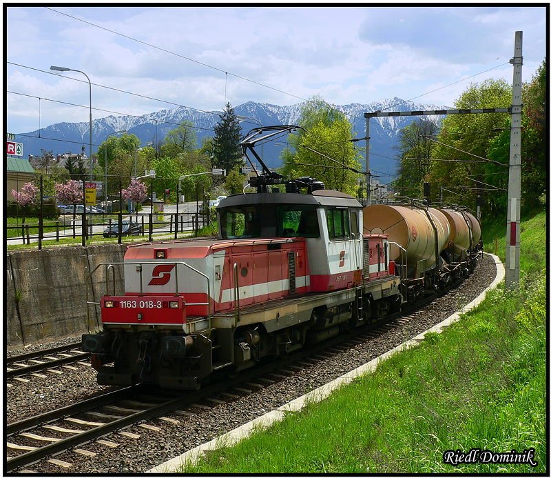1163 018 hat einen Verschubgterzug aus dem Vilacher Verschiebebahnhof nach Gummern am Haken. Villach 03.05.2008