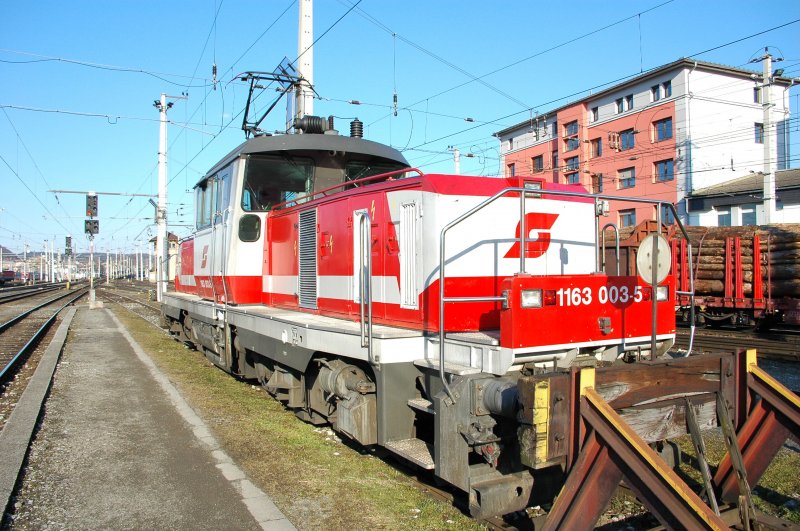 1163003 sonnt sich am 16.02.08 in Salzburg Hbf