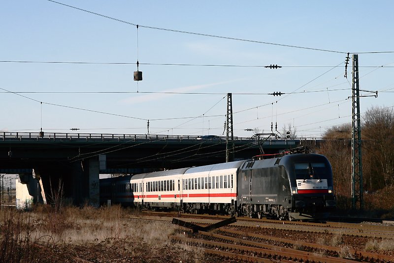 117 014 befrdert am 25. Januar 2009 den um rund 15 Minuten verspteten IC 2055 von Saarbrcken nach Stuttgart bei Heidelberg Wieblingen in Richtung Heidelberg Hauptbahnhof.