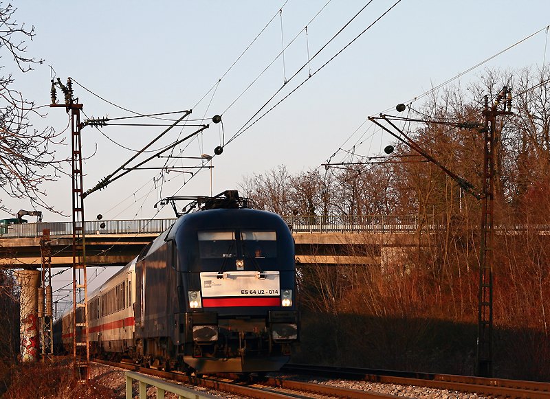 117 014 befrdert am 31. Januar 2009 den IC 1911 von Dortmund nach Stuttgart. Die Aufnahme entstand bei St. Ilgen, der nchste Halt des Zuges ist der Zielbahnhof Stuttgart.