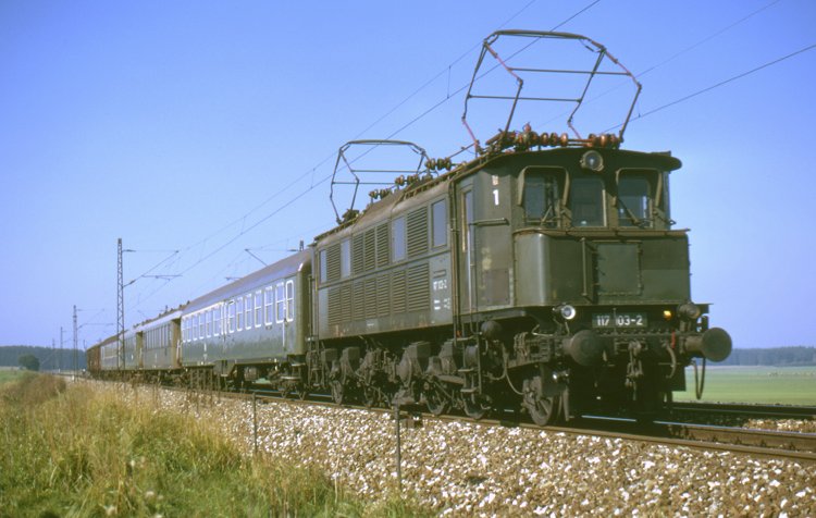 117 103 vor Personenzug Richtung Augsburg bei Kutzenhausen. 11.9.1974