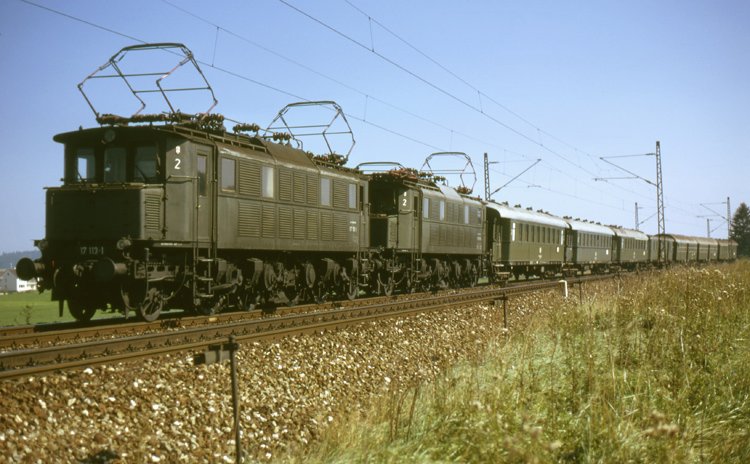 117 113 und eine weitere 117 vor N 4064 bei Kutzenhausen. 11.9.1974