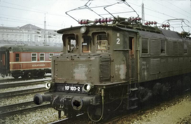 117103 Bj. 1928, bei der AEG, rangiert 1973 im Hbf Stuttgart.