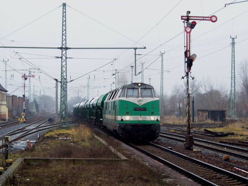 118 001 durchfhrt mit einem Gterzug den Lbbenauer Bahnhof. 13.12.2008