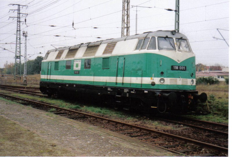 118 001 in Falkenberg/Elster unterer Bahnhof Bahnsteig 5 bis zu nächsten Einsatz abgestellt (Aufnahmedatum nicht mehr bekannt)