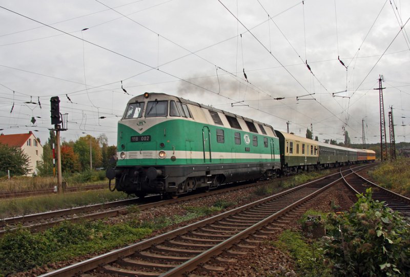 118 002 durchf�hrt mit dem Sonderzug der Osts�chsischen Eisenbahnfreunde L�bau zum Eisenbahnfest nach Weimar am 10.10.2009 den Bahnhof Leipzig-Leutzsch(mit Halt).