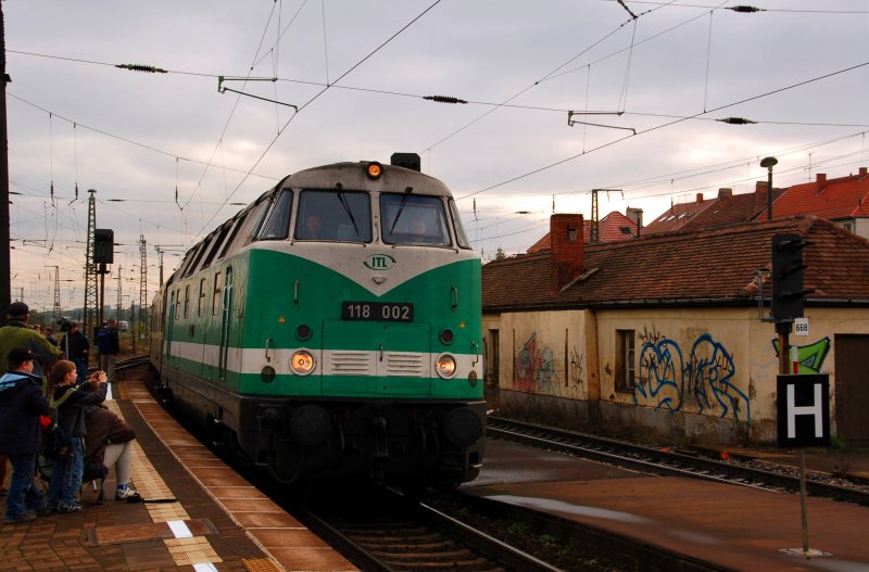 118 002 der ITL bringt am 10.10.09 einen Sonderzug nach Weimar anl�sslich des DR-Dieselloktreffens im Bw Weimar. Allerdings fuhr sie weiter nach Gotha und blieb nicht in Weimar.