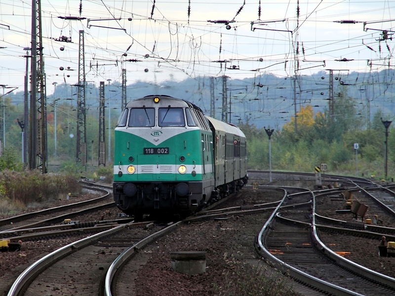 118 002 der ITL erreicht am 10.10.2009 mit ihrem Sonderzug Weimar.