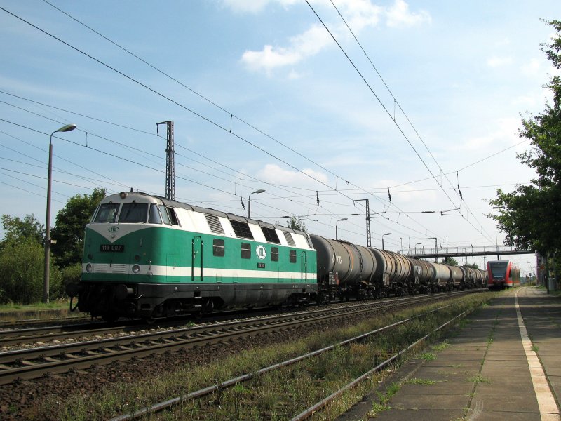 118 002 der ITL mit Kesselwagen am 17.08. durch Saarmund. Gru an den TF!