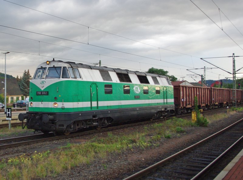 118 002 der ITL rauscht mit ihrem G�terzug durch Eisenach. Aufgenommen am 05.09.2009.