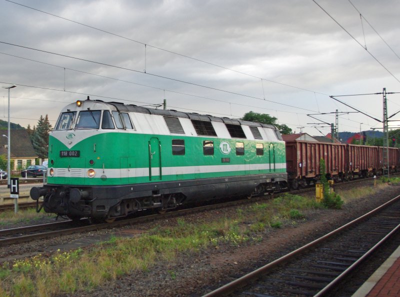 118 002 der ITL rauscht mit ihrem Gterzug durch Eisenach. Aufgenommen am 05.09.2009.