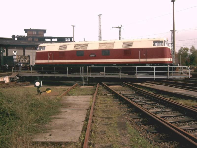 118 118-9 auf der Drehscheibe in Schwerin. (Sommer 2005)
<a href= http://staedte.kaposo.de  target= _blank ><img src= http://www.bahnbilder.de/counter/counter_new.php?key=341339958  alt= Städte auf Kaposo  title= Städte auf Kaposo  border= 0  /></a>