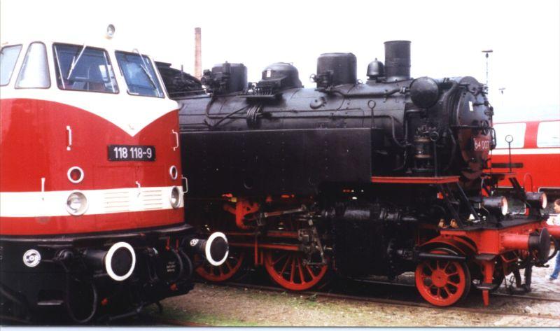 118 118-9 neben 64 007 im Juli 1998 auf einer Lokausstellung in Wismar.

<a href= http://www.bahnbilder.de/kauf  target= _blank ><img src= http://www.bahnbilder.de/counter/counter_new.php?key=17104274  alt= Bahnbilder.de  title= bahnbilder.de  border= 0 ></a>

