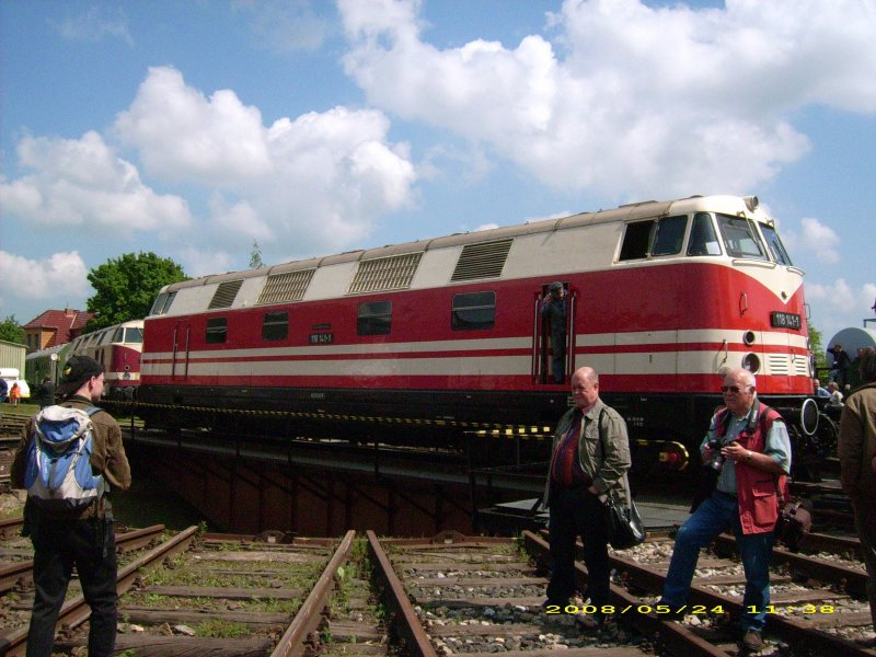 118 141 pr�sentiert sich am 24.05.08 auf der Drehscheibe des Bw Weimar.