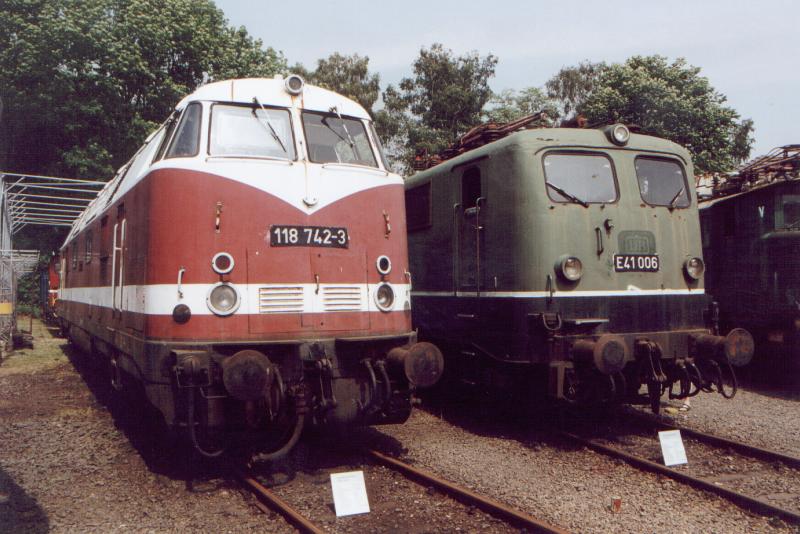 118 742-3 und E41 006 im Eisenbahnmuseum Dieringhausen Juni 2000