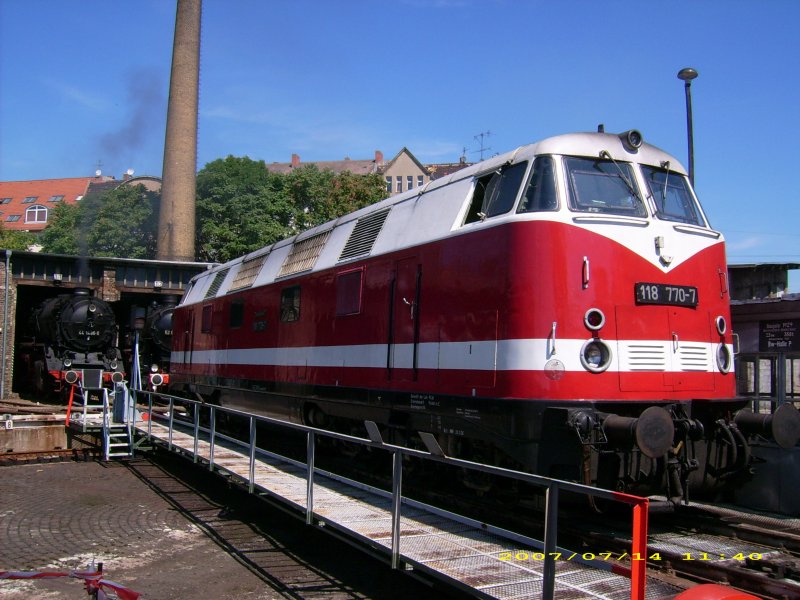 118 770 pr�sentiert sich zum Sommerfest am 14.07.07 im DB-Museum Halle/Saale den zahlreichen Besuchern auf der Drehscheibe.