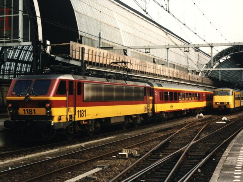 1181 mit IC 2485 Brussel Zuid Midi-Amsterdam CS auf Bahnhof Amsterdam CS am 16-8-1996. Rechts ist auch noch ein Triebwagen ( Sprinter , plan Y) zu sehen. Bild und scan: Date Jan de Vries.