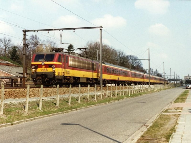 1188 mit IC 2459 Amsterdam CS-Brussel Zuid in Essen am 3-4-1996. Bild und scan: Date Jan de Vries.