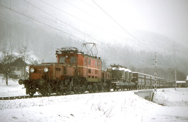 1189.02 mit Kalkzug bei Altmnster - Strecke Gemunden - Ebensee - im April 1979