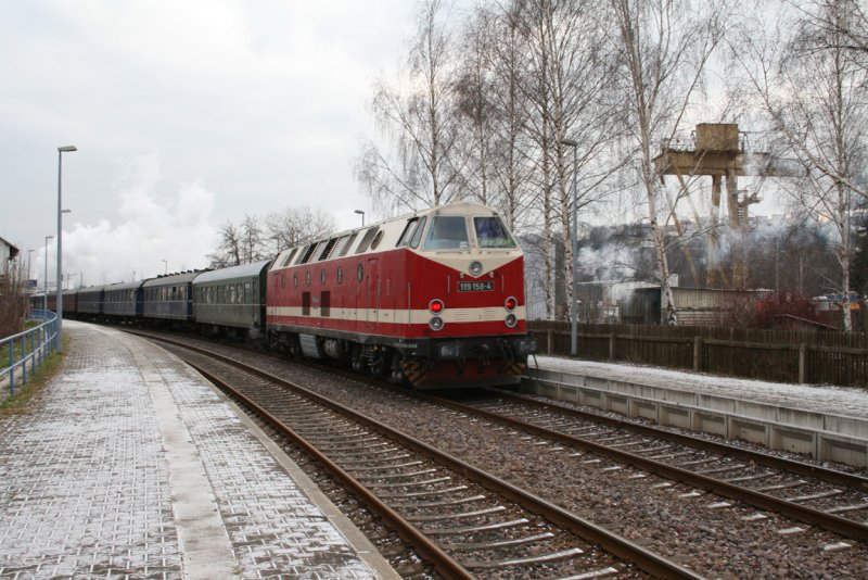 119 158-4 als Schublok eines Sonderzugs gezogen von 03 1010 am 15.12.07 bei der Durchfahrt Haltepunkt Cainsdorf.
