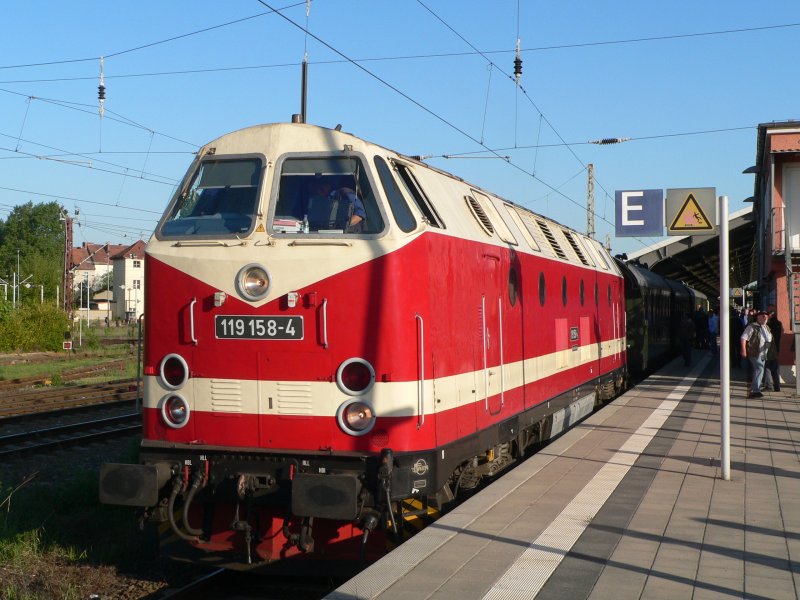 119 158-4 auf der Fahrt von Berlin nach Wolsztyn verschnauft sich in Frankfurt (Oder). Weil der Fahrplan auf die 52 8177-9 ausgerichtet war, war es ein etwas lngerer Aufenthalt. Kurz vor der Oderbrcke wurde die Lok, die in Polen nicht fahren darf, durch eine polnische ST43 abgelst. 2.5.2009