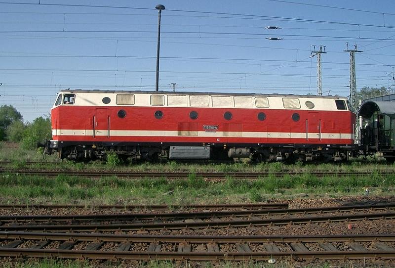 119 158-4 der Dampflokfreunde Berlin verlt den Rbf Wustermark in Richtung BAR. Eigentlich sollte sie ber Jungfernheide, Gesundbrunnen und Lichtenberg zurck nach Schneweide fahren. Was sie also in der anderen Richtung wollte, kann ich leider nicht sagen. Wei jemand, wo es hinging? 2009-05-01.
