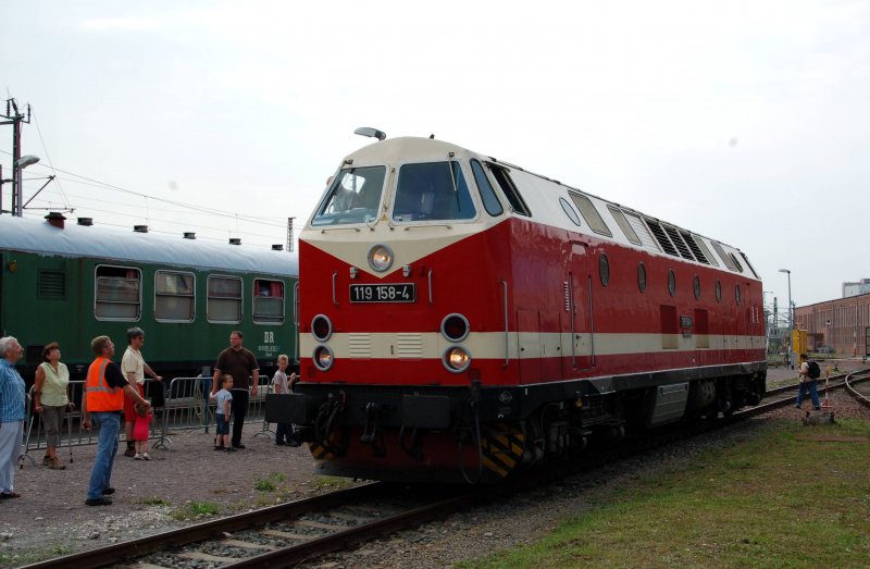119 158 von den Berliner Eisenbahnfreunden rckt am 04.07.09 in das Gelnde des DB-Museums Halle(S) ein.