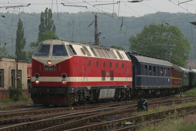 119 158 verl��t mit dem Berliner Sonderzug den Bahnhof Blankenburg / Harz; 26.05.2007